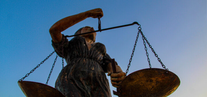 Man-holding-a-round-ball-statue