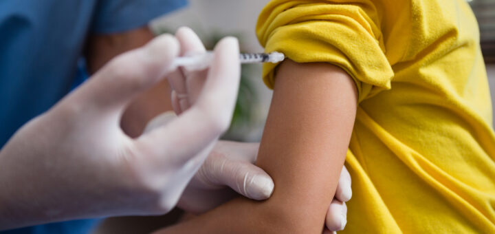 physiotherapist-injecting-patient-scaled