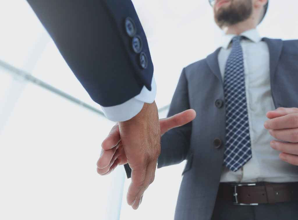 wo-business-men-going-to-make-handshake-scaled